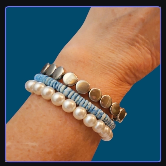 5/$25 Set of Three Blue Shell Acrylic Pearl Beaded Stretch Bracelets - Picture 1 of 6